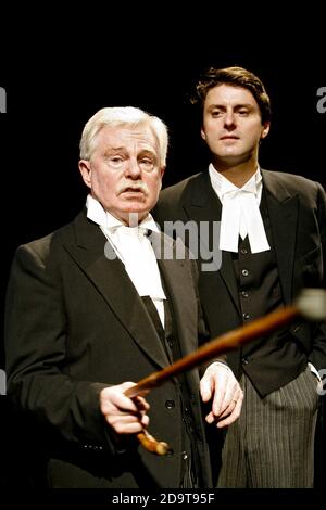 l-r: Derek Jacobi (Padre), Dominic Rowan (Figlio) in UN VIAGGIO INTORNO A MIO PADRE di John Mortimer al Donmar Warehouse, Londra WC2 13/06/2006 design: Robert Jones illuminazione: Peter Mumford movimento: Jane Gibson regista: Thea Sharrock Foto Stock