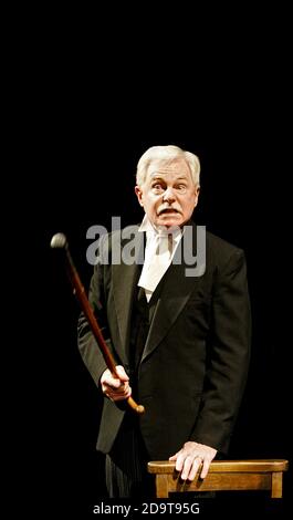 Derek Jacobi (Padre) in UN VIAGGIO INTORNO A MIO PADRE di John Mortimer al Donmar Warehouse, Londra WC2 13/06/2006 design: Robert Jones illuminazione: Peter Mumford movimento: Jane Gibson regista: Thea Sharrock Foto Stock