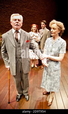 l-r: Derek Jacobi (Padre), Natasha Little (Elisabetta), Dominic Rowan (Figlio), Joanna David (Madre) in UN VIAGGIO INTORNO A MIO PADRE di John Mortimer al Donmar Warehouse, Londra WC2 13/06/2006 design: Robert Jones illuminazione: Peter Mumford movimento: Jane Gibson regista: Thea Sharrock Foto Stock