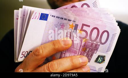 un uomo ricco mostra 10,000 euro in 500 euro di banconote Foto Stock