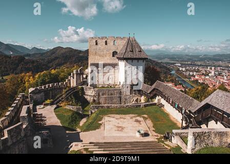 Antico castello medievale nella città di Celje, Slovenia. Viaggio all'aperto sfondo turistico Foto Stock