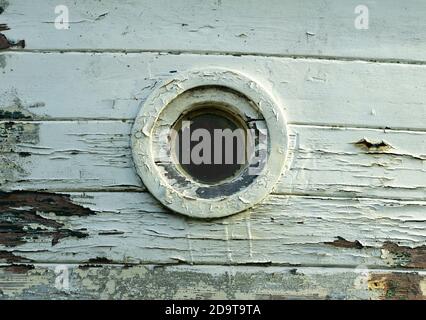 Piccolo oblò in una nave che si è deragliata Foto Stock