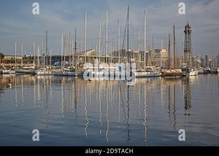 Barcellona, Spagna, aprile 2018. Barche ormeggiate nel porto di Barceloneta con gli edifici della città sullo sfondo. Foto Stock