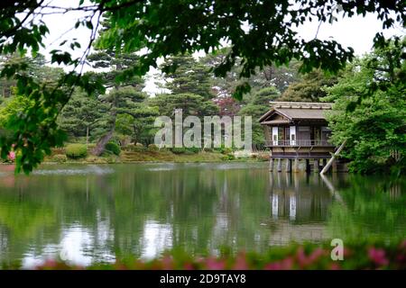 Giardino Kenroku-en a Kanazawa, Giappone nella prefettura di Ishikawa. Uno dei tre giardini più belli di tutto il Giappone. Foto Stock