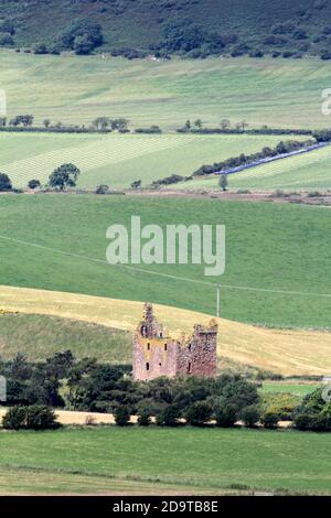 Maybole, Ayrshire Scozia, Regno Unito. Una popolare passeggiata al Monumento di Fergusson sulla collina di Kildoon. Questo monumento, che si trova sul bordo esterno di un forte della collina dell'età del ferro, è un punto di riferimento locale prominente. Commemora Sir Charles D Fergusson del vicino Kilkerran. Il cognome è scritto correttamente con Il doppio 'S'. Viste attraverso l'Ayrshire ai villaggi di Crosshill, Maybole e l'Isola di Arran View da Kildoon Hill al Castello di Baltersan Foto Stock