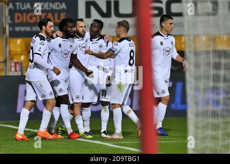 Benevento, Italia. 7 Nov 2020. Spezia Calcio celebra dopo aver segnato un gol durante la Serie UNA partita di calcio tra Benevento Calcio - Spezia Calcio, Stadio Ciro Vigorito il 7 novembre 2020 a Benevento Italia - Foto Emmanuele Mastrodonato/LM Credit: Emmanuele Mastrodonato/LPS/ZUMA Wire/Alamy Live News Foto Stock