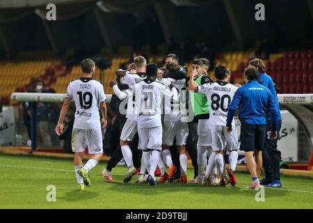 Benevento, Italia. 7 Nov 2020. Spezia Calcio celebra dopo aver segnato un gol durante la Serie UNA partita di calcio tra Benevento Calcio - Spezia Calcio, Stadio Ciro Vigorito il 7 novembre 2020 a Benevento Italia - Foto Emmanuele Mastrodonato/LM Credit: Emmanuele Mastrodonato/LPS/ZUMA Wire/Alamy Live News Foto Stock