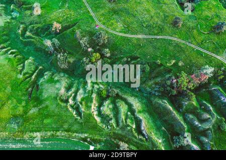 Verdi colline e burroni visti dall'alto, naturale estate sfondo stagionale dal drone Foto Stock