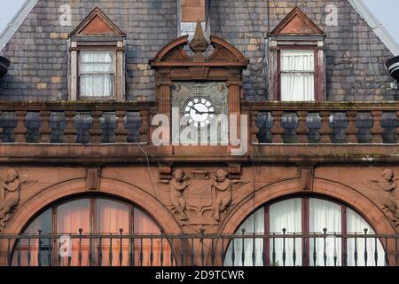 orologio e dettagli architettonici dal St Georges Mansions Building, Charing Cross, Woodlands Conservation Area, Glasgow, Scozia, UK Foto Stock