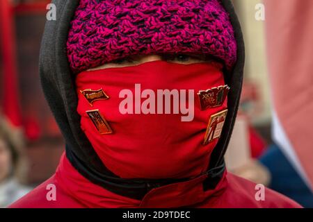 Mosca, Russia. 7 novembre 2020 UN uomo che indossa una maschera con stemmi sovietici è visto in Piazza Manezhnaya durante una processione in scena dai comunisti della Russia nel centro di Mosca, in occasione del 103° anniversario della rivoluzione bolscevica del 1917 ottobre sulla Piazza Rossa, in Russia Foto Stock