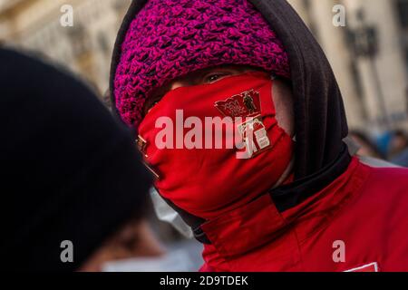 Mosca, Russia. 7 novembre 2020 UN uomo che indossa una maschera con stemmi sovietici è visto in Piazza Manezhnaya durante una processione in scena dai comunisti della Russia nel centro di Mosca, in occasione del 103° anniversario della rivoluzione bolscevica del 1917 ottobre sulla Piazza Rossa, in Russia Foto Stock