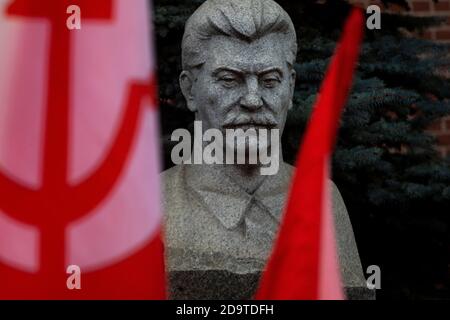 Busto di Joseph Stalin sullo sfondo di un albero di pino alla Necropoli del Muro del Cremlino sulla Piazza Rossa nel centro di Mosca, Russia Foto Stock