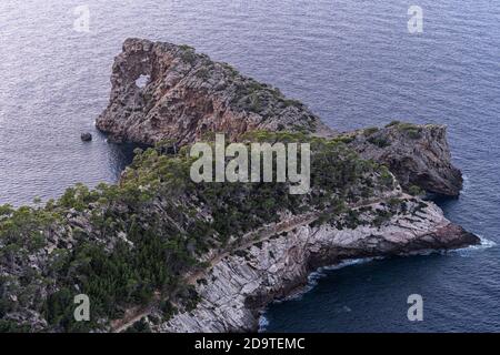 Bella immagine di 'la foradadaa', un buco naturale molto famoso nella roccia sull'isola di Maiorca. Foto Stock