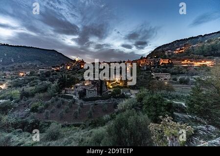 La città di Valldemossa al tramonto, l'ora blu, una delle più belle città della Spagna. Foto Stock