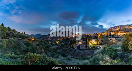 La città di Valldemossa al tramonto, l'ora blu, una delle più belle città della Spagna. Foto Stock