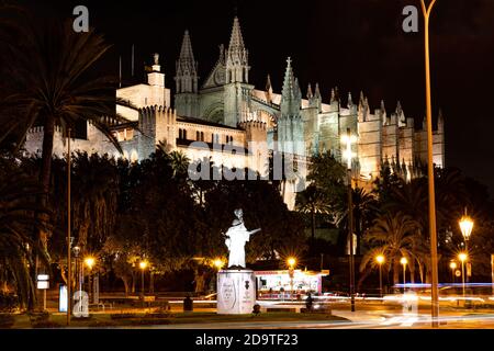 Cattedrale di Palma di Maiorca di notte, vista dal lungomare. Foto Stock
