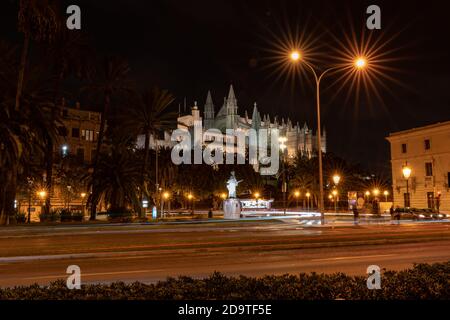 Cattedrale di Palma di Maiorca di notte, vista dal lungomare. Foto Stock