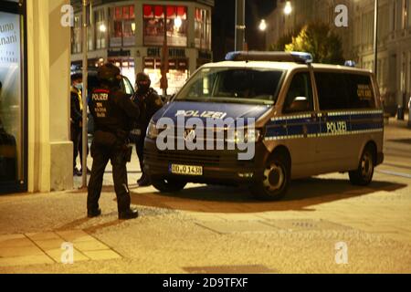 Symbolbild Thema Polizei, Polizeieinsatz, Einsatzfahrzeug, Polizist vor dem Fahrzeug , Blaulicht , Polizeiabperrung , deutsche, deutschland, Uniform Foto Stock