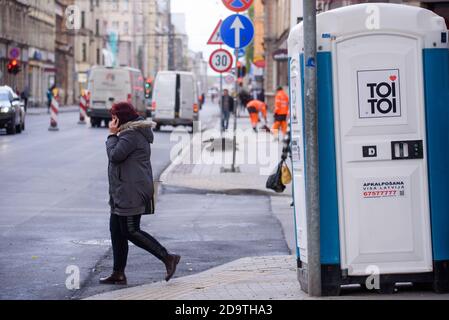 RIGA, LETTONIA. 19 ottobre 2020. TOI TOI azienda toilette sulla strada. Il marchio 'toi Toi' affitta i bagni bio di strade in 33 paesi del mondo. Foto Stock