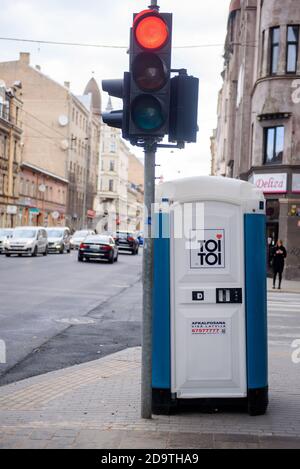 RIGA, LETTONIA. 19 ottobre 2020. TOI TOI azienda toilette sulla strada. Il marchio 'toi Toi' affitta i bagni bio di strade in 33 paesi del mondo. Foto Stock