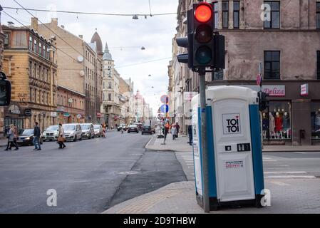 RIGA, LETTONIA. 19 ottobre 2020. TOI TOI azienda toilette sulla strada. Il marchio 'toi Toi' affitta i bagni bio di strade in 33 paesi del mondo. Foto Stock