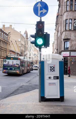 RIGA, LETTONIA. 19 ottobre 2020. TOI TOI azienda toilette sulla strada. Il marchio 'toi Toi' affitta i bagni bio di strade in 33 paesi del mondo. Foto Stock