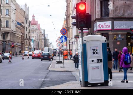 RIGA, LETTONIA. 19 ottobre 2020. TOI TOI azienda toilette sulla strada. Il marchio 'toi Toi' affitta i bagni bio di strade in 33 paesi del mondo. Foto Stock