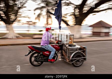Un distributore di gelati acquista il suo carrello lungo il lungolago di Catemaco, Veracruz, Messico. La città del 45,000 si trova ai margini del massiccio lago Catemanco ed è conosciuta come la città delle streghe e della stregoneria. Foto Stock