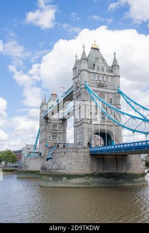L'iconico Tower Bridge sul Tamigi e sotto Un cielo blu nuvoloso Foto Stock