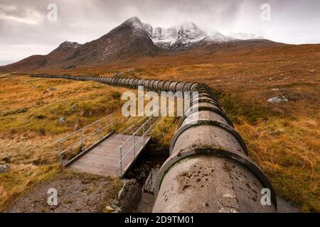 Tubo di cemento originale / acquedotto che prende l'acqua in Loch Fannich, Highland Scozia, come parte dello schema idroelettrico in quella zona. Foto Stock