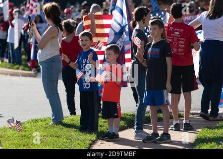 Sterling, Stati Uniti d'America. 07 novembre 2020. I manifestanti si trovano fuori dal Trump National Golf Club Washington DC a Sterling, Virginia, mentre il presidente degli Stati Uniti Donald J. Trump gioca una partita di golf. Credit: Chris Kleponis/Pool via CNP | Usage worldwide Credit: dpa/Alamy Live News Foto Stock