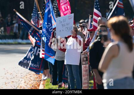 Sterling, Stati Uniti d'America. 07 novembre 2020. I manifestanti si trovano fuori dal Trump National Golf Club Washington DC a Sterling, Virginia, mentre il presidente degli Stati Uniti Donald J. Trump gioca una partita di golf. Credit: Chris Kleponis/Pool via CNP | Usage worldwide Credit: dpa/Alamy Live News Foto Stock