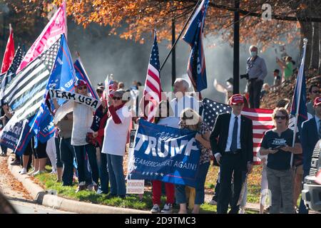 Sterling, Stati Uniti d'America. 07 novembre 2020. I manifestanti si trovano fuori dal Trump National Golf Club Washington DC a Sterling, Virginia, mentre il presidente degli Stati Uniti Donald J. Trump gioca una partita di golf. Credit: Chris Kleponis/Pool via CNP | Usage worldwide Credit: dpa/Alamy Live News Foto Stock