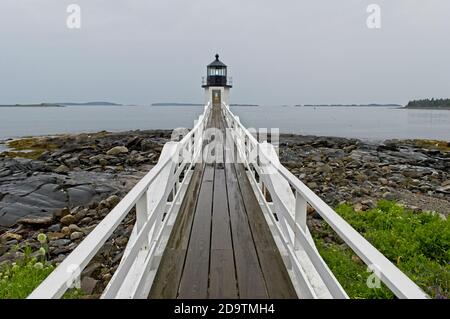Faro di Marshall Point all'ingresso del porto di Port Clyde a Port Clyde Maine, fondato nel 1832 Foto Stock