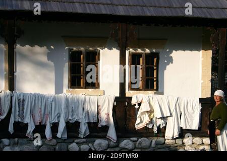 Contea di Brasov, Romania. Donna che vende bluse rumene tradizionali fatte a mano. Foto Stock