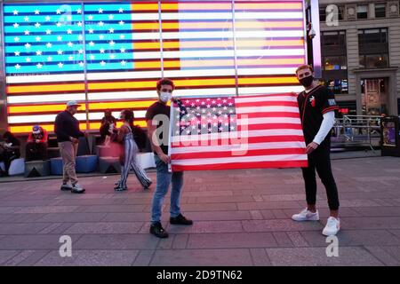 I newyorkesi celebrano la vittoria proiettata di Joe Biden e. Kamala Harris su 11.7.20 Foto Stock