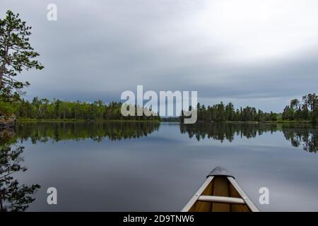 Canoa in una tranquilla giornata di pioggia negli Stati Uniti/Canada bordo Foto Stock