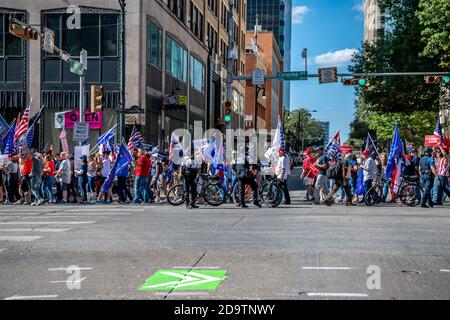 La gente marcia nelle strade ad Austin, TX il 7 novembre 2020 mentre reagiscono a Joe Biden che è stato nominato il vincitore delle elezioni presidenziali 2020. La marcia si è svolta su Congress Avenue verso l'edificio del Texas state Capital. I sostenitori sia del presidente Trump che del presidente eletto Joe Biden si sono riuniti per strada direttamente fuori dal palazzo della capitale, che è ancora diviso dal pubblico, prima che la polizia di Austin si fosse rapidamente e con calma presa in mano della situazione e abbia eliminato le persone dalla strada. Le proteste sono state accese buy pacifici senza violenza. (Foto di Chris Pearce/Sipa USA) Foto Stock