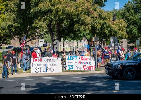 La gente marcia nelle strade ad Austin, TX il 7 novembre 2020 mentre reagiscono a Joe Biden che è stato nominato il vincitore delle elezioni presidenziali 2020. La marcia si è svolta su Congress Avenue verso l'edificio del Texas state Capital. I sostenitori sia del presidente Trump che del presidente eletto Joe Biden si sono riuniti per strada direttamente fuori dal palazzo della capitale, che è ancora diviso dal pubblico, prima che la polizia di Austin si fosse rapidamente e con calma presa in mano della situazione e abbia eliminato le persone dalla strada. Le proteste sono state accese buy pacifici senza violenza. (Foto di Chris Pearce/Sipa USA) Foto Stock