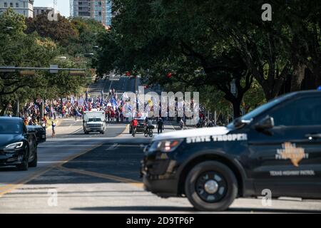 La gente marcia nelle strade ad Austin, TX il 7 novembre 2020 mentre reagiscono a Joe Biden che è stato nominato il vincitore delle elezioni presidenziali 2020. La marcia si è svolta su Congress Avenue verso l'edificio del Texas state Capital. I sostenitori sia del presidente Trump che del presidente eletto Joe Biden si sono riuniti per strada direttamente fuori dal palazzo della capitale, che è ancora diviso dal pubblico, prima che la polizia di Austin si fosse rapidamente e con calma presa in mano della situazione e abbia eliminato le persone dalla strada. Le proteste sono state accese buy pacifici senza violenza. (Foto di Chris Pearce/Sipa USA) Foto Stock