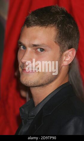 Jamie Dornan arriva alla prima di 'King Arthur' al Teatro Ziegfeld di New York il 28 giugno 2004. Foto: Henry McGee/MediaPunch Foto Stock