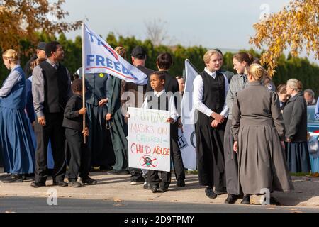 Aylmer, Canada - 7 novembre 2020. Ignorando gli ordini di emergenza provinciali e i funzionari locali della sanità pubblica che avvertono di non tenere la protesta, il pastore Henry Hildebrandt della Chiesa di Dio ha organizzato una marcia di protesta anti-maschera che ha visto più di 1100 persone partecipare. Hildebrandt che ha predicato ai suoi congregati a 'capita fuori dalla televisione, non ci sono più casi.' Hildebrandt ha sfidato gli ordini fin dall'inizio nella pandemia COVID-19, quando ha continuato a tenere i servizi della chiesa. Mark Spowart/Alamy Live News Foto Stock