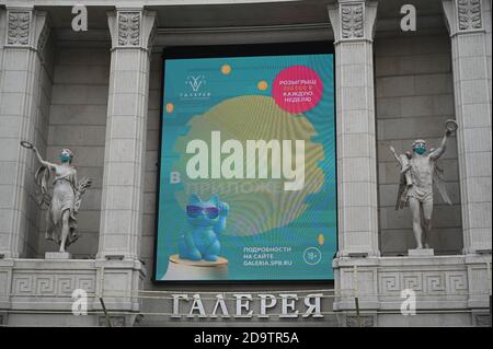 COVID 19 maschere facciali su statue. Il centro commerciale Galley, San Pietroburgo, Russia Foto Stock