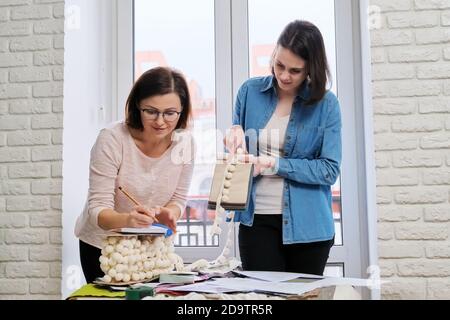 Interior design, lavoro donna designer scelta campioni di tessuti Foto Stock