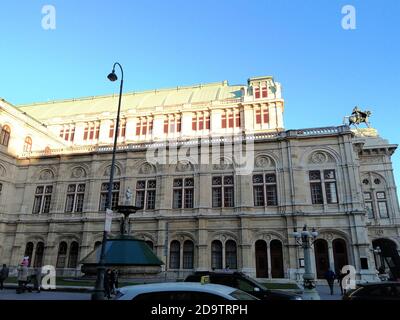 Vista della famosa Wiener Ringstrasse con lo storico Burgtheater (Teatro della Corte Imperiale) nel 12 ottobre 2020. Foto Stock