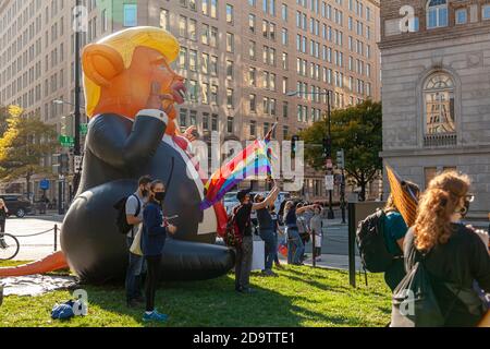 Washington DC, USA 11/06/2020: Manifestanti vicino alla Casa Bianca a seguito della sconfitta di Donald Trump alle elezioni americane. Si riuniscono intorno ad una mascotte divertente gigante o Foto Stock