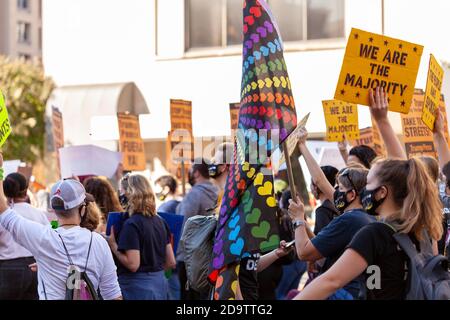 Washington DC, USA 11/06/2020: Un gruppo di attivisti per i diritti dei gay si unisce alla folla vicino alla Casa Bianca per protestare contro le azioni del presidente Trump per impedire co-voto Foto Stock