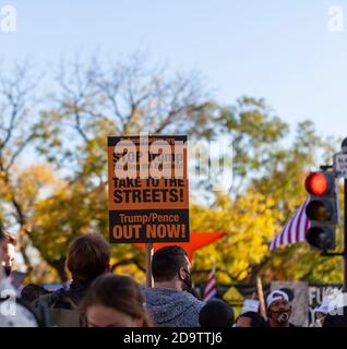 Washington DC, USA, 11/06/2020: Dopo le elezioni, i manifestanti anti anti anti anti-Trump si sono dimostrati nel Black Lives Matter Plaza vicino alla Casa Bianca. Un uomo lo è Foto Stock