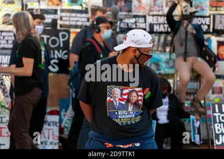 Washington DC, USA 11/06/2020: La folla si è riunita al Black Lives Matter Plaza vicino alla Casa Bianca celebra la vittoria di Joe Biden alle elezioni americane. Un africano A Foto Stock