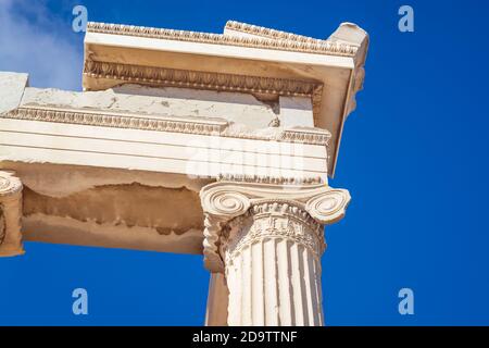 Entablatura e parte della colonna dell'ordine ionico contro il cielo blu Foto Stock